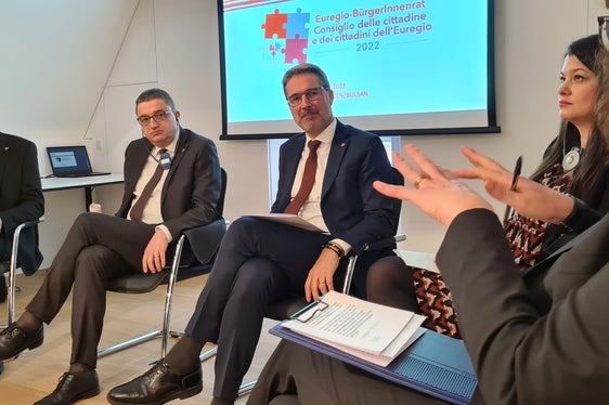 Gesprächsrunde mit den Euregio-Landeshauptleuten (v.l.) Mattle, Fugatti und Komaptscher im Waaghaus in Bozen (Foto: Euregio)