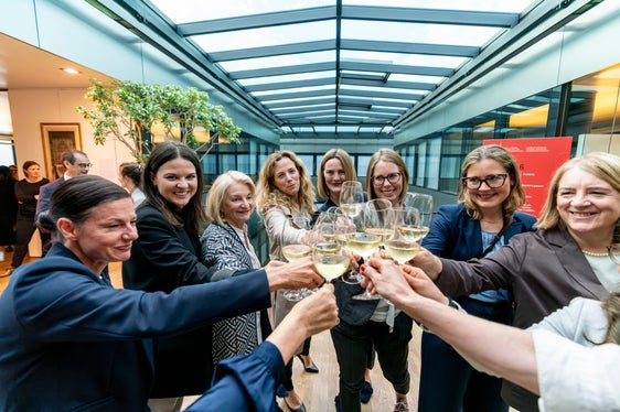Anlass zum Feiern gab es am Freitagabend für 20 Frauen, die in 10 Einheiten das notwendige Wissen erlernt haben, das die Basis für eine Tätigkeit in Entscheidungsgremien ist. (Foto: LPA/Daniel von Johnston)