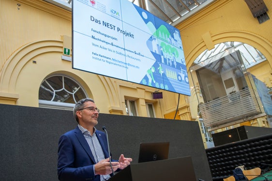 Il presidente Kompatscher: È importante strutturare questo processo per favorire una maggior presenza della produzione locale sui menù altoatesini. (Foto: ASP/Fabio Brucculeri)