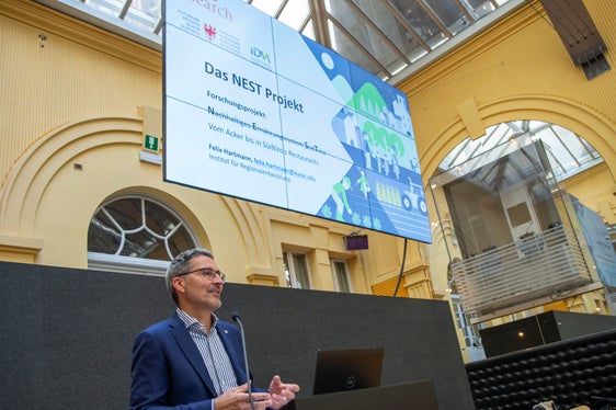 LH Kompatscher: Es sei wichtig den Prozess hin zu nachhaltiger Ernährung zu strukturieren, damit künftig mehr lokale Produkte auf den Speisekarten der Gastbetriebe stünden, utnerstrich LH Arno Kompatscher. (Foto: LPA/Fabio Brucculeri)