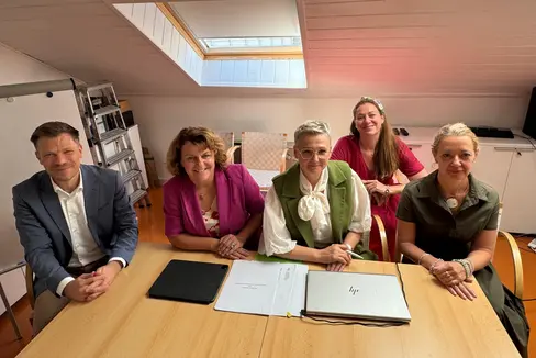 Richard Lang, Direktor des Kompetenzzentrums für das Management von Genossenschaften an der Freien Universität Bozen, berichtete Landesrätin Pamer, Ressortdirektorin Morandini sowie Maud Brouwer und Manuela Paulmichl vom Amt für das Genossenschaftswesen über laufende Projekte. (Foto: LPA/Ressort Sozialer Zusammenhalt, Familie, Senioren, Genossenschaften und Ehrenamt)