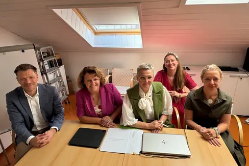 Richard Lang, Direktor des Kompetenzzentrums für das Management von Genossenschaften an der Freien Universität Bozen, berichtete Landesrätin Pamer, Ressortdirektorin Morandini sowie Maud Brouwer und Manuela Paulmichl vom Amt für das Genossenschaftswesen über laufende Projekte. (Foto: LPA/Ressort Sozialer Zusammenhalt, Familie, Senioren, Genossenschaften und Ehrenamt)