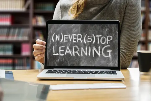 Sprachen lernen kann man in jedem Alter – durch die Aufhebung der Altersgrenze unterstützt das Land nun unabhängig vom Alter den Erwerb der Zweitsprache oder einer Fremdsprache. (Foto: Pixabay)