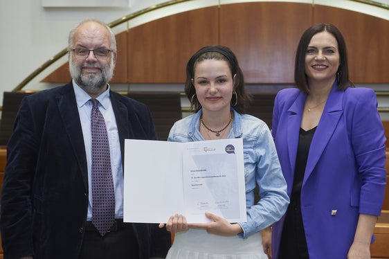 Olivia Kaufmann (Mitte) hat den 4. Platz in der Kategorie Spontanrede erreicht, im Bild mit Robert Lender vom Kompetenzzentrum Jugend im österreichischen Bundeskanzleramt und der Präsidentin des burgenländischen Landtags Astrid Eisenkopf. (Foto: LPA/Landesjugendreferat Burgenland,/Emmerich Mädl)