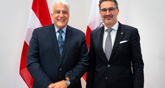 Am 1. Dezember 2024 hat der aus Graz gebürtige Wolfgang-Lukas Strohmayer (l.) die Nachfolge von Clemens Mantl als österreichischer Generalkonsul in Mailand angetreten. Heute hat der Botschafter Landeshauptmann Arno Kompatscher seinen offiziellen Antrittsbesuch abgestattet. (Foto: LPA/Fabio Brucculeri)