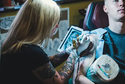 Le domande al corso in lingua italiana per l'autorizzazione all’attività di tatuaggio e piercing possono essere presentate fino al 29 agosto. (Foto: Pexels/La foto è ad uso esclusivo del presente comunicato)