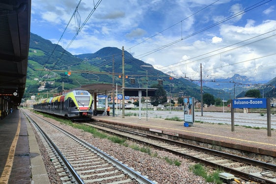 Die Landesregierung hat die Dienstverträge von SAD und Trenitalia für den Bahndienst bis Juni 2025 verlängert, damit der Zugdienst aufrecht ist, während die große Ausschreibung der Bahndienste in Südtirol abgewickelt wird. (Foto: LPA/Alessandro Veronesi)