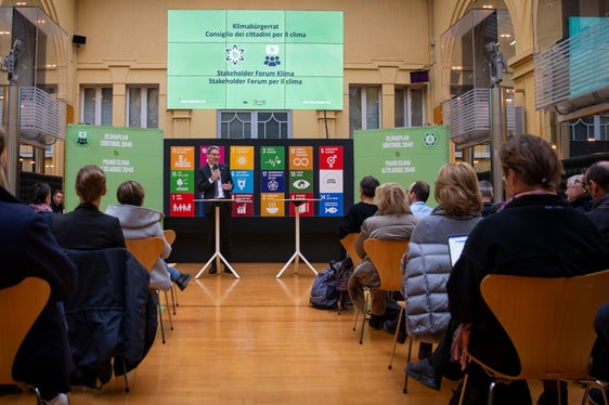 Klimabürgerrat und Stakeholder Forum Klima werden sich im Lauf des Frühjahrs zu jeweils fünf Arbeitstreffen versammeln: An der heutigen Pressekonferenz im Innenhof des Palais Widmann nahmen zahlreiche Vertreterinnen und Vertreter des Beteiligungsprozesses teil. (Foto: LPA/Fabio Brucculeri)