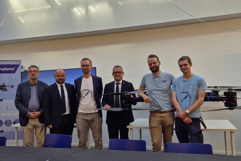 Bei der Vorstellung des Pilotprojekts zur nachhaltigen Versorgung von Schutzhütten durch Lastendrohnen (v.l.n.r.): der Direktor des Landesamts für Vermögensgüter Maximilian Dusini, Ressortdirektor Daniel Bedin, Flying Basket-Ceo Moritz Moroder, Landesrat Christian Bianchi, Flying Basket-Cto Matthias Moroder und Projektleiter Tanguy Gerniers. (Foto: LPA/ Gianluca Crocco)