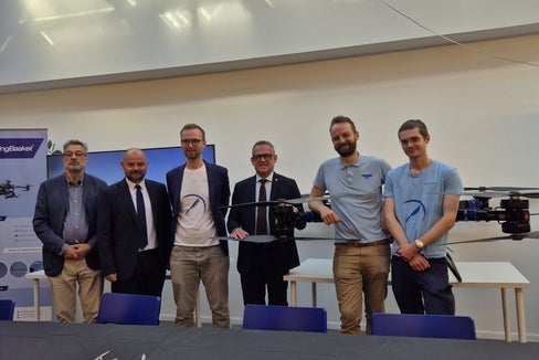 Bei der Vorstellung des Pilotprojekts zur nachhaltigen Versorgung von Schutzhütten durch Lastendrohnen (v.l.n.r.): der Direktor des Landesamts für Vermögensgüter Maximilian Dusini, Ressortdirektor Daniel Bedin, Flying Basket-Ceo Moritz Moroder, Landesrat Christian Bianchi, Flying Basket-Cto Matthias Moroder und Projektleiter Tanguy Gerniers. (Foto: LPA/ Gianluca Crocco)