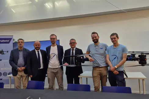 Bei der Vorstellung des Pilotprojekts zur nachhaltigen Versorgung von Schutzhütten durch Lastendrohnen (v.l.n.r.): der Direktor des Landesamts für Vermögensgüter Maximilian Dusini, Ressortdirektor Daniel Bedin, Flying Basket-Ceo Moritz Moroder, Landesrat Christian Bianchi, Flying Basket-Cto Matthias Moroder und Projektleiter Tanguy Gerniers. (Foto: LPA/ Gianluca Crocco)