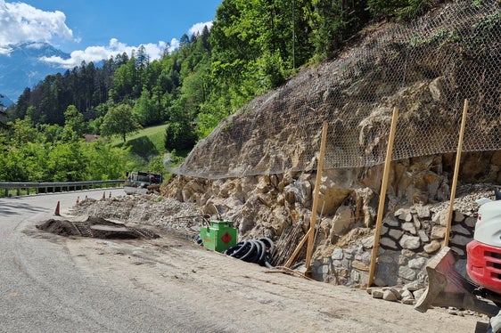 Die Mauern der Staatsstraße auf den Jaufenpass wurden oberhalb von St. Leonhard im Auftrag des Landes stabilisiert. Nun wird die dortige Brücke saniert und verbreitert, um den Verkehr sicher und flüssig führen zu können. (Foto: LPA/Landesabteilung Straßendienst)