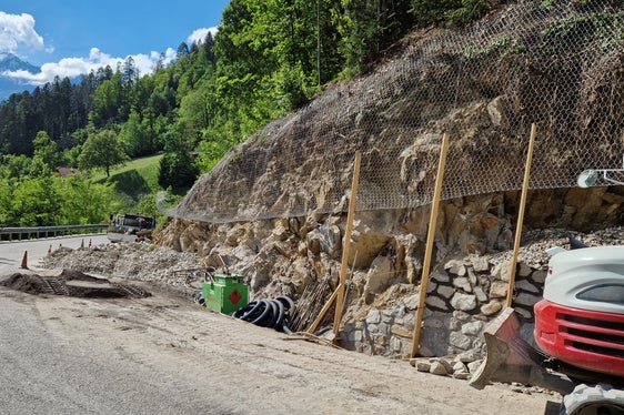 Il muro di contenimento sul lato a valle sarà stabilizzato. Allo stesso tempo, il ponte sarà ristrutturato e allargato per consentire al traffico di scorrere più agevolmente. (Foto: USP/Ripartizione Infrastrutture)