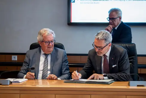 Da sinistra nella foto: il direttore regionale Trentino-Alto Adige dell'INPS Vittorio Feliciani e il presidente della Provincia autonoma di Bolzano Arno Kompatscher sottoscrivono il contratto di compravendita sotto gli occhi del segretario generale della Provincia, Eros Magnago, che ha poi rogitato il contratto. (Foto: USP/Fabio Brucculeri)