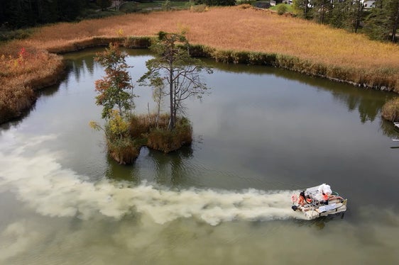 Con lo spargimento sull'acqua di una sostanza inerte (un’argilla) si fissano i fosfati sia nell’acqua che nei sedimenti. Questa misura è stata messa in atto in autunno 2020 nel laghetto di Fiè (Foto: ASP/Agenzia ambiente e tutela clima/GNews)