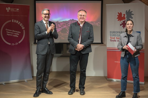 Le congratulazioni a Hans Bergmann (al centro), fotografo della foto di copertina del calendario, sono arrivate dal presidente dell'Euregio e della Provincia autonoma di Bolzano Arno Kompatscher (a sinistra) e dalla responsabile del progetto Silvia Ramoser (a destra). (Foto: USP/Patrizia Corriero)