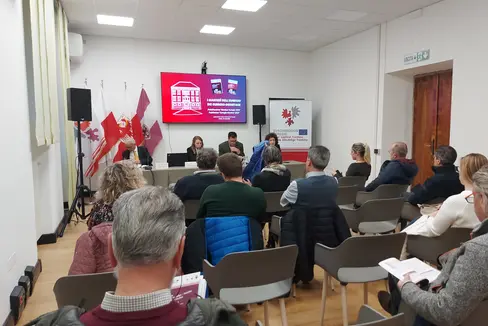 Der Euregio-Monitor erhebt alle zwei Jahre die Entwicklung von Bekanntheit und Erwartungshaltung der Bevölkerung zur Euregio. Gestern Abend war er Thema des Euregio-Dienstags in der Casa Moggioli. (Foto: Euregio)
