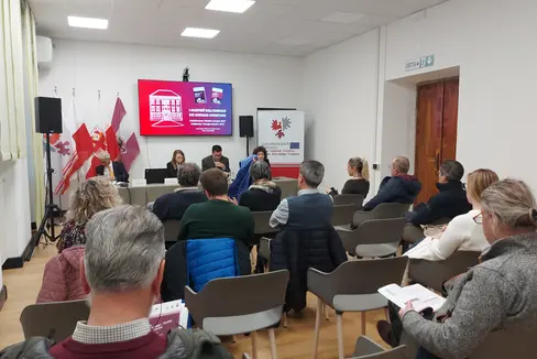 Der Euregio-Monitor erhebt alle zwei Jahre die Entwicklung von Bekanntheit und Erwartungshaltung der Bevölkerung zur Euregio. Gestern Abend war er Thema des Euregio-Dienstags in der Casa Moggioli. (Foto: Euregio)