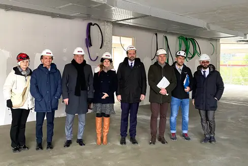 Die Arbeiten an der Mittelschule Ada Negri schreiten planmäßig voran. Gestern fand ein Lokalaugenschein statt, an dem die Direktorin des Amts Amt für Schule und Freizeit der Stadtgemeinde Bozen Patrizia Caleffi, Schulamtsleiter Vincenzo Gullotta, Vizebürgermeister Stephan Konder, Gemeindereferentin Johanna Ramoser, Landesrat Marco Galateo, der Direktor der Abteilung für öffentliche Arbeiten der Stadtgemeinde Bozen Sergio Berantelli, der Verfahrensverantwortliche der Stadtgemeinde Bozen Stefano Panu Careddu und der Schulleiter Diego Paolizzi teilgenommen haben. (Foto: LPA)