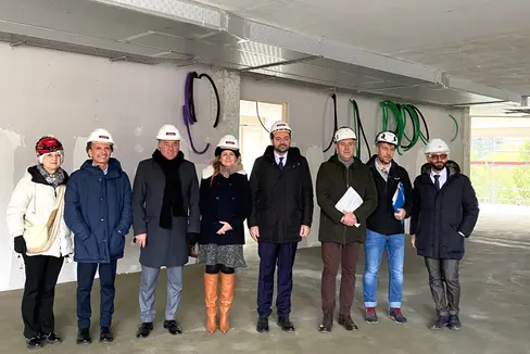 Die Arbeiten an der Mittelschule Ada Negri schreiten planmäßig voran. Gestern fand ein Lokalaugenschein statt, an dem die Direktorin des Amts Amt für Schule und Freizeit der Stadtgemeinde Bozen Patrizia Caleffi, Schulamtsleiter Vincenzo Gullotta, Vizebürgermeister Stephan Konder, Gemeindereferentin Johanna Ramoser, Landesrat Marco Galateo, der Direktor der Abteilung für öffentliche Arbeiten der Stadtgemeinde Bozen Sergio Berantelli, der Verfahrensverantwortliche der Stadtgemeinde Bozen Stefano Panu Careddu und der Schulleiter Diego Paolizzi teilgenommen haben. (Foto: LPA)