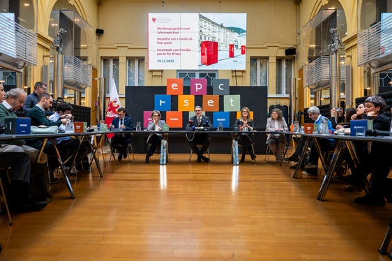 Landeshauptmann Arno Kompatscher sprach bei der Pressekonferenz zum Jahreswechsel auch das Thema Fachkräftesicherung an. (Foto: LPA/Fabio Brucculeri)