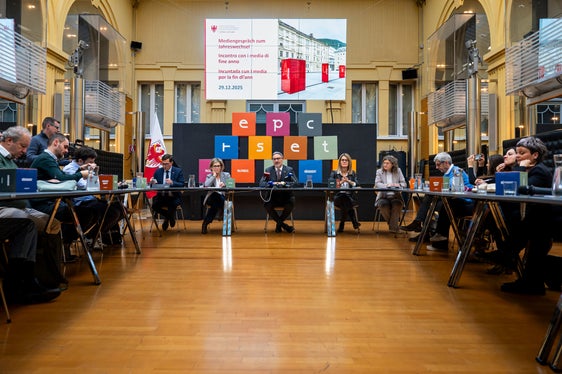 Durante la conferenza stampa di fine anno, il presidente della Provincia Arno Kompatscher ha affrontato anche il tema della disponibilità di personale qualificato. (Foto: USP/Fabio Brucculeri)