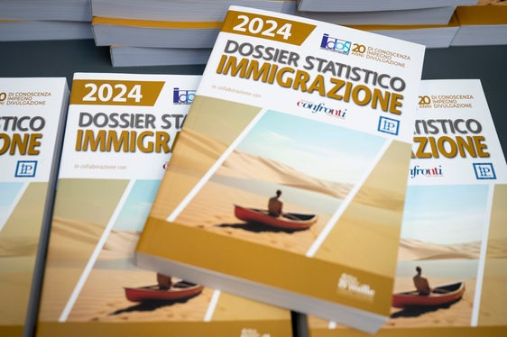 Das Jahrbuch zur Einwanderung 2024 fasst Daten und Zahlen zusammen. Das Dossier ist im Büro der Koordinationsstelle für Integration erhältlich. (Foto: LPA/Fabio Brucculeri)
