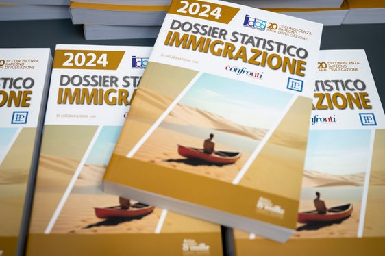 Das Jahrbuch zur Einwanderung 2024 fasst Daten und Zahlen zusammen. Das Dossier ist im Büro der Koordinationsstelle für Integration erhältlich. (Foto: LPA/Fabio Brucculeri)
