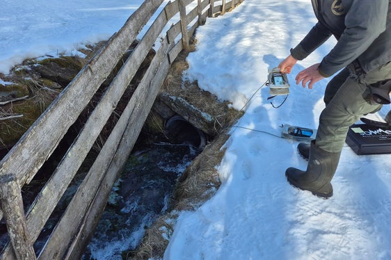 Mitglieder des Landesforstkorps haben das Messverfahren erlernt, um Abflussmessungen in Fließgewässern durchführen zu können; im Bild eine Sonde. (Foto: LPA/Landesamt für Hydrologie und Stauanlagen in der Agentur für Bevölkerungsschutz)