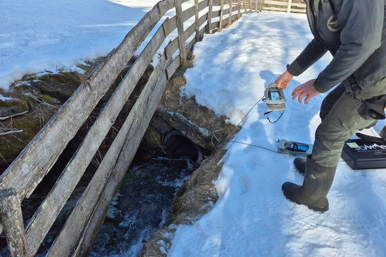 I membri del Corpo Forestale della Provincia hanno appreso il metodo di rilevazione dei deflussi nei corsi d'acqua. Nella foto una sonda. (Foto: USP/Ufficio Idrologia e dighe)