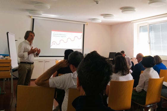 Durante il colloquio con i collaboratori del Distretto sanitario di Bressanone, l'assessore provinciale alla Prevenzione sanitaria e salute Hubert Messner ha elogiato l'ottimo lavoro, l'aspetto sinergico e la motivazione dei collaboratori. (Foto: USP/Angelika Schrott)