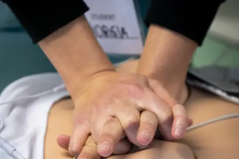Jede Sekunde zählt: In der Rittner Seilbahn zeigen Rettungsorganisationen am „Restart a Heart Day“, wie Wiederbelebung Leben retten kann. Gesundheitslandesrat Hubert Messner und Mobilitätslandesrat Daniel Alfreider begleiten die Aktion am 16. Oktober. (Foto: LPA/Fabio Brucculeri)