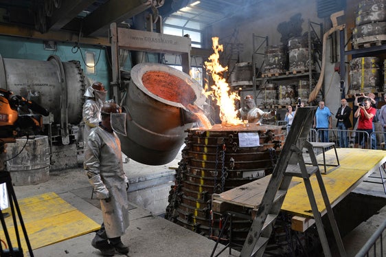 Nel giugno 2023 la Campana della Pace della Regione Alpina è stata rifusa nella fonderia di campane Grassmayr di Innsbruck. (Foto: MG Telfs/Dietrich)