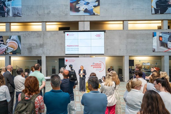 L'Alto Adige non si limita a gestire i fondi provenienti da Bruxelles. Stabiliamo le priorità per progetti che apportano un concreto valore aggiunto a livello locale, soprattutto nei settori dell'istruzione, delle pari opportunità e dello sviluppo regionale, ha affermato l’assessora provinciale Magdalena Amhof durante la conferenza stampa per il #primotempo tenutasi nell’atrio della Scuola professionale provinciale per l'artigianato e l'industria in via Roma a Bolzano, dove vengono realizzati numerosi progetti dell’UE. (Foto: USP/Greta Stuefer)