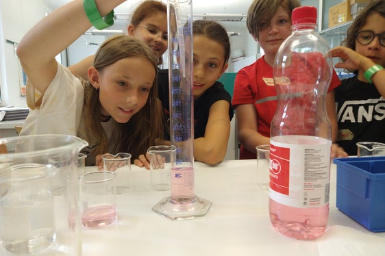 Im Forscherlabor untersuchten die Schülerinnen und Schüler faszinierende naturwissenschaftliche Phänomene. (Foto: LPA/Bildungsdirektion)