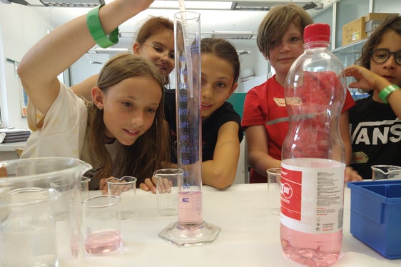 Im Forscherlabor untersuchten die Schülerinnen und Schüler faszinierende naturwissenschaftliche Phänomene. (Foto: LPA/Bildungsdirektion)