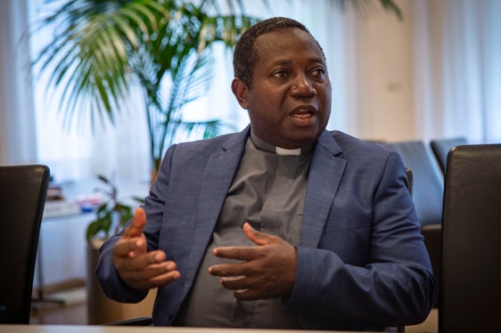 Durante i soggiorni in Alto Adige, Abbé Malemo sostituisce i sacerdoti delle parrocchie altoatesine in caso di assenze. (Foto: ASP/Fabio Brucculeri)