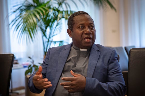 Abbé Malemo ersetzt bei Aufenthalten in Südtirol immer wieder Priester von Südtiroler Pfarreien im Falle von Abwesenheiten. (Foto: LPA/Fabio Brucculeri)