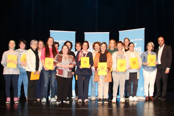 Landesrat Achammer (rechts außen) gratulierte den neuen Bibliothekarinnen zum Abschluss ihrer Grundausbildung. (Foto: LPA/Amt für Bibliotheken und Lesen)