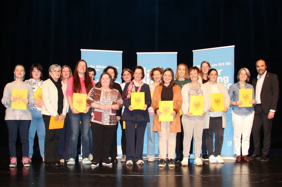 Landesrat Achammer (rechts außen) gratulierte den neuen Bibliothekarinnen zum Abschluss ihrer Grundausbildung. (Foto: LPA/Amt für Bibliotheken und Lesen)