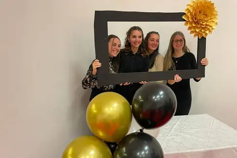 260 nuovi operatori socio-assistenziali, specialisti dell'inclusione lavorativa, assistenti infermieristici, assistenti all'infanzia, operatori pedagogici di asili nido, assistenti all'infanzia e operatori dell'integrazione hanno ricevuto ieri il diploma presso il Scuola provinciale per le Professioni sociali Hannah Arendt (Foto: LFS Hannah Arendt)