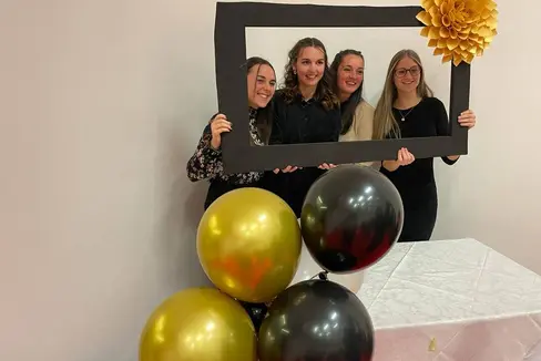 260 nuovi operatori socio-assistenziali, specialisti dell'inclusione lavorativa, assistenti infermieristici, assistenti all'infanzia, operatori pedagogici di asili nido, assistenti all'infanzia e operatori dell'integrazione hanno ricevuto ieri il diploma presso il Scuola provinciale per le Professioni sociali Hannah Arendt (Foto: LFS Hannah Arendt)