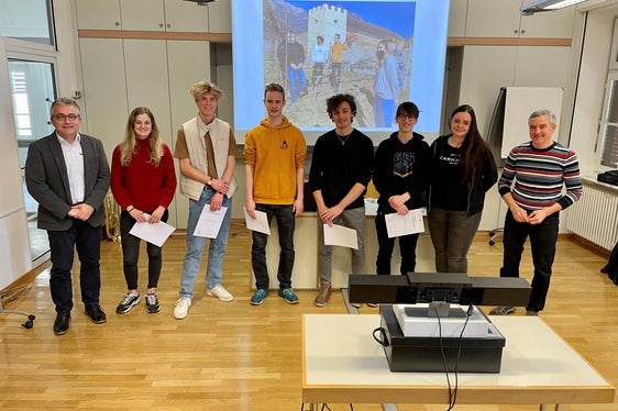 Die Abschlusspräsentation der mit der Kirschessigfliege befassten Gruppe mit Hansjörg Hafner vom Beratungsring (ganz links) heute in Tramin (Foto: LPA/Bildungsdirektion)