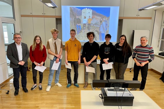 Die Abschlusspräsentation der mit der Kirschessigfliege befassten Gruppe mit Hansjörg Hafner vom Beratungsring (ganz links) heute in Tramin (Foto: LPA/Bildungsdirektion)