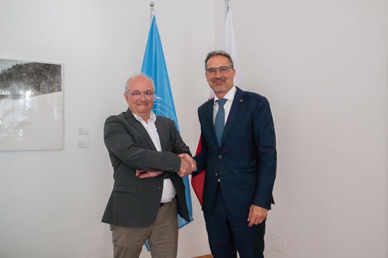 In Landeshauptmann Arno Kompatschers Büro wurde zu Ehren des Gastes, Nicolas Levrat, Sonderberichterstatter der Vereinten Nationen für Minderheitenrechte, die UN-Fahne neben die Südtiroler Fahne gestellt. (Foto: LPA/Greta Stuefer)