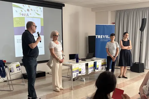 Volontariato linguistico nelle scuole e tra le giovani e i giovani. Nella foto (da sinistra) Marco Merzi (direttore Centro Palladio), Nadia Mazzardis (responsabile attività VxL Young), Donatella Ricchetto (direttrice Ufficio Bilinguismo e lingue straniere) e Sarah Viola (ispettrice scolastica). (Foto: USP/Simone Gelmini)