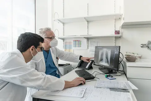 Auch heuer finanziert das Land die Ausbildung von Ärztinnen und Ärzten, die ein Facharztstudium im Ausland abwickeln möchten. Ansuchen werden noch zwei Wochen lang, bis zum 29. September, entgegengenommen. (Foto: LPA)