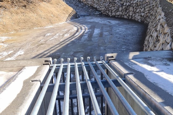 Das Landesamt für Landesamt für Wildbach- und Lawinenverbauung Nord hat den Hochwasserschutz im Greithwaldbach oberhalb von Mittewald verstärkt; im Bild das Gitter im Becken, das Geschiebe und vor allem Treibholz zurückhält. (Foto: LPA/Landesamt für Wildbach- und Lawinenverbauung Nord in der Agentur für Bevölkerungsschutz)