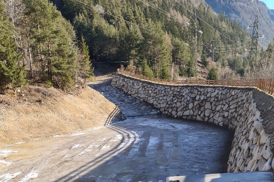 Gli operai guidati dal capocantiere Alex Messner hanno rafforzato il bacino di trattenuta con costruzione di una briglia filtrante chiusa da una grata in acciaio con lo scopo di bloccare a monte il materiale sedimentato. (Foto: Ufficio Sistemazione Bacini montani nord)