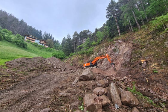 Die Wildbachverbauung hat mit der Errichtung einer Rückhaltesperre im Tisenserbach oberhalb der Ortschaft Tisens in der Gemeinde Kastelruth begonnen. (Foto: LPA/Landesamt für Wildbach- und Lawinenverbauung Süd)